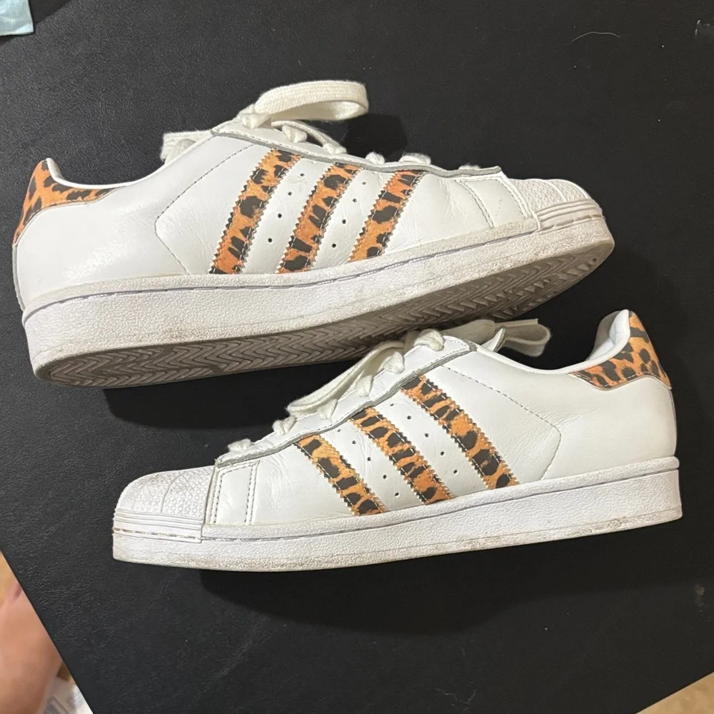 Adidas White and Cheetah Patterned Sneakers Size US 6 - Picture 7 of 10